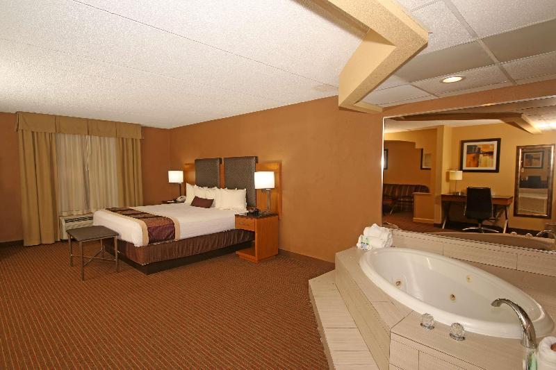 Wingate By Wyndham Greensboro-coliseum Hotel 3*