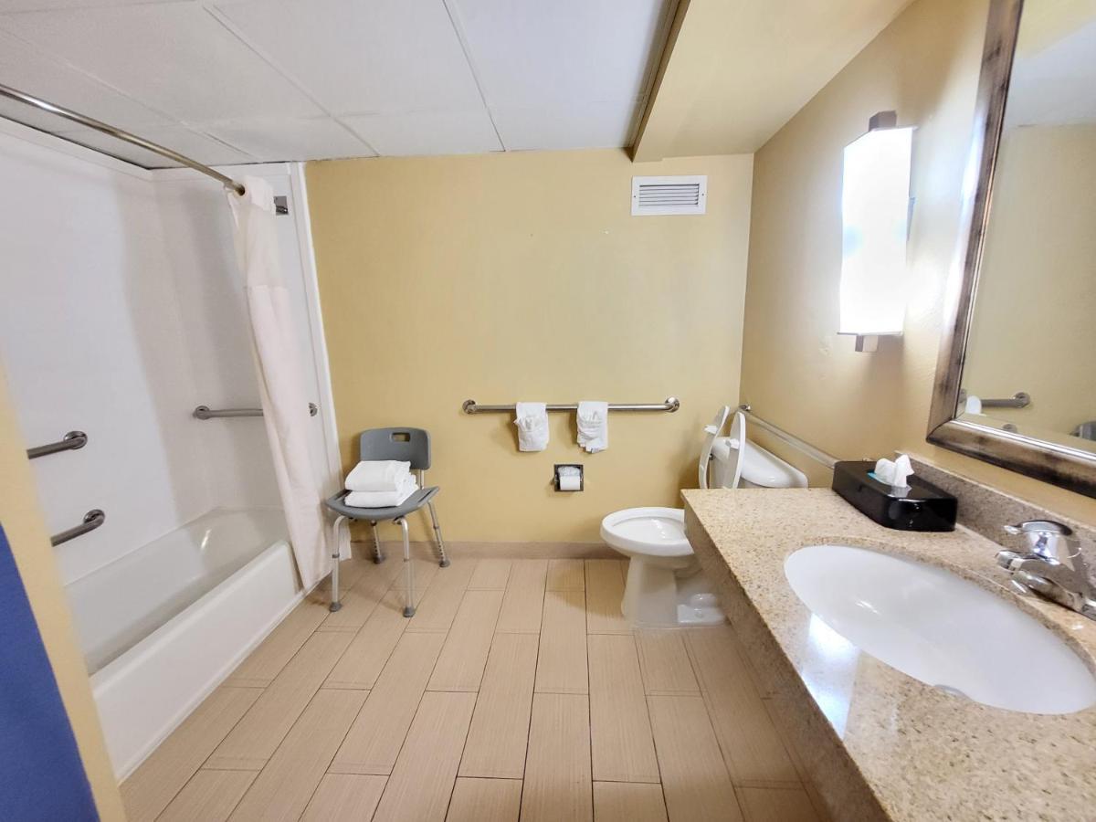 Wingate By Wyndham Greensboro-coliseum 3*