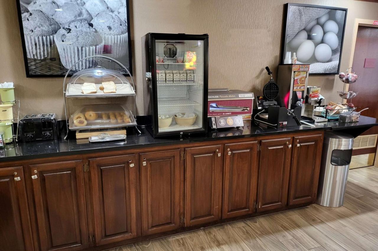 Western Greensboro/coliseum Area Hotel 3*